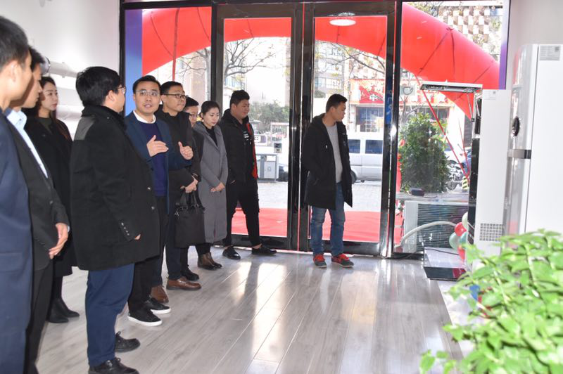 霍爾新風(fēng)總部的市場總監(jiān)沈鵬飛在現(xiàn)場