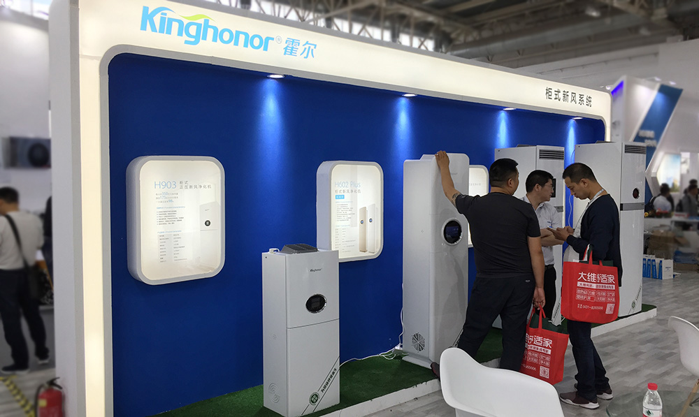 為客戶講解霍爾柜式新風(fēng)凈化機(jī)