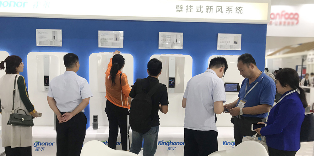 為客戶講解霍爾壁掛式新風(fēng)凈化機(jī)